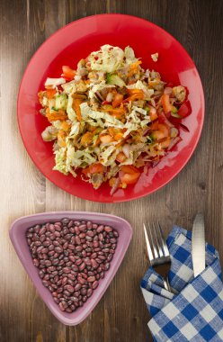 Sebzeli tavuk mideleri salatası