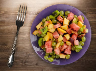   Vejetaryen salata meyve bir plaka üzerinde