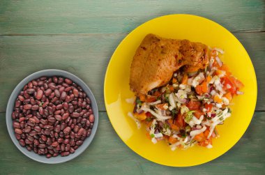 tavuk kanadı ahşap arka plan üzerinde sebze salatası ile. 