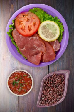 jambon salatası, domates ve limon bir plaka üzerinde. 