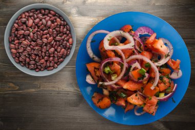 domates, soğan, ahşap arka plan üzerinde bir tabakta rezene