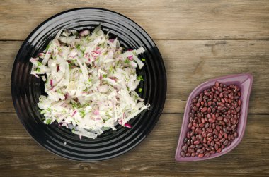 salata daikon, soğan ve bir tahta üzerine dereotu 