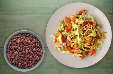 Sebzeli tavuk mideleri salatası