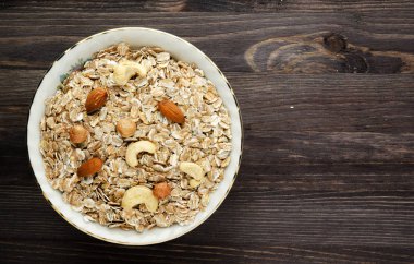 Fındık yulaf ezmesi. Ahşap bir masa üzerinde yulaf ezmesi. Yulaf ezmesi Üstten Görünüm. 