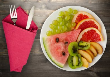  bir tabağa dilimlenmiş meyve