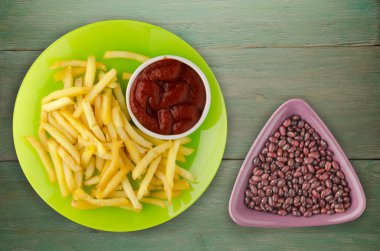 ahşap bir zemin üzerine ketçap ile kızarmış patates. patates kızartması o