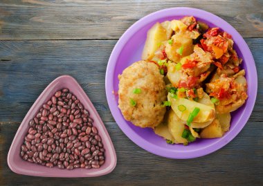 Patates ve haşlanmış domates ile Beşamel sos.  