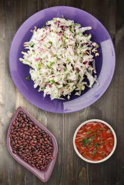 salata daikon, soğan ve bir tahta üzerine dereotu 