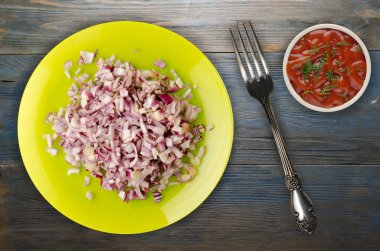 ahşap arka plan üzerinde kırmızı soğan 