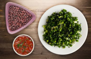  soğan ve dereotu ahşap arka plan üzerinde bir plaka üzerinde