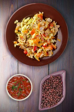 Sebzeli tavuk mideleri salatası