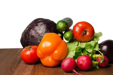   Beyaz bir arka plan üzerinde izole bir tabloda sebze . 