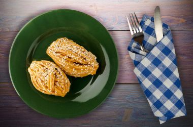 bir plaka üstüne susam ile kek görüntülemek.  