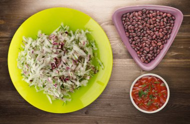 salata daikon, soğan ve bir tahta üzerine dereotu 