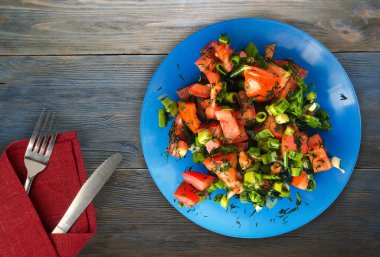 domates, soğan, ahşap arka plan üzerinde bir tabakta rezene