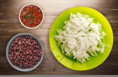 Daikon ahşap arka plan üzerinde 