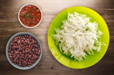 Daikon ahşap arka plan üzerinde 