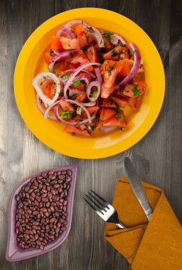 domates, soğan, ahşap arka plan üzerinde bir tabakta rezene