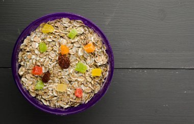 Fındıklı müsli. müsli ahşap bir masa üzerinde. müsli üstten görünüm. Hea