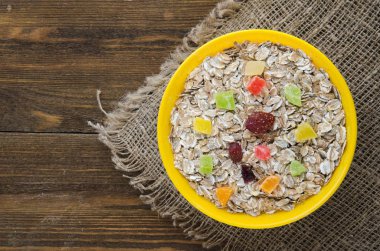 Fındık yulaf ezmesi. Ahşap bir masa üzerinde yulaf ezmesi. Yulaf ezmesi Üstten Görünüm. 