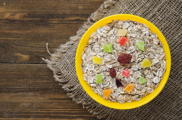 Fındık yulaf ezmesi. Ahşap bir masa üzerinde yulaf ezmesi. Yulaf ezmesi Üstten Görünüm. 