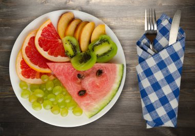  bir tabağa dilimlenmiş meyve