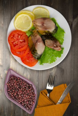 bir plaka üzerinde füme uskumru 