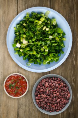   ahşap arka plan üzerinde bir tabakta soğan.