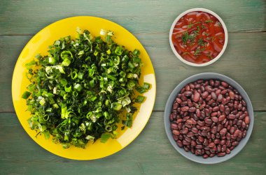  soğan ve dereotu ahşap arka plan üzerinde bir plaka üzerinde