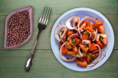 domates, soğan, ahşap arka plan üzerinde bir tabakta rezene