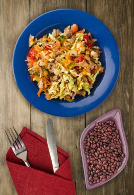 Sebzeli tavuk mideleri salatası