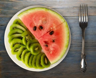 karpuz ve bir tabağa dilimlenmiş kivi  