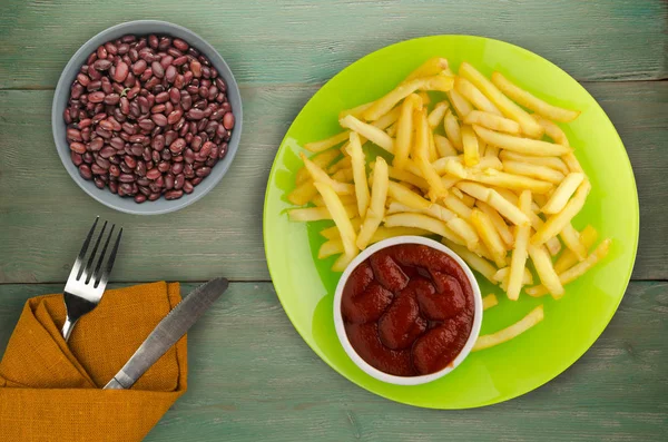 ahşap bir zemin üzerine ketçap ile kızarmış patates. patates kızartması o