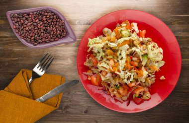 Sebzeli tavuk mideleri salatası