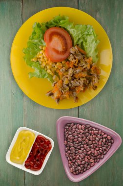 tavuk mideleri havuç ve Mısır ve salataya salata bir