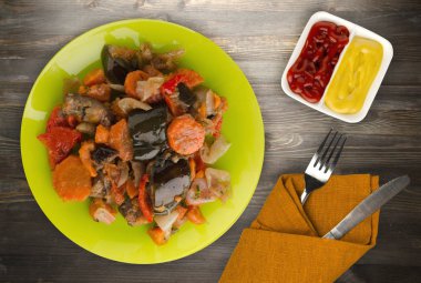 ahşap arka plan üzerinde sebze güveç 