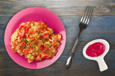 Ahşap arka plan üzerinde bir tabak içinde soğan ile haşlanmış domates 