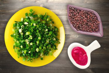   ahşap arka plan üzerinde bir tabakta soğan.