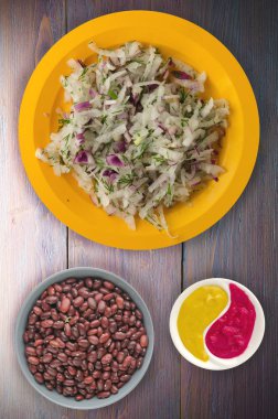 salata daikon, soğan ve bir tahta üzerine dereotu 