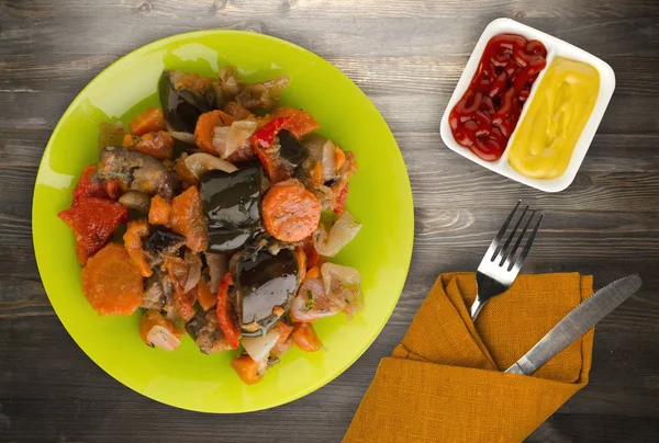 ahşap arka plan üzerinde sebze güveç 