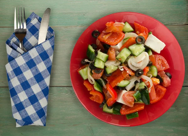 Insalata greca su uno sfondo di legno — Foto Stock