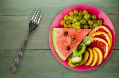  bir tabağa dilimlenmiş meyve