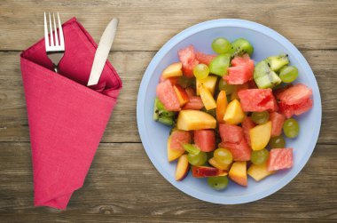   Vejetaryen salata meyve bir plaka üzerinde