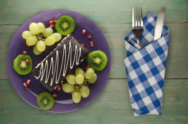  tatlı kek kivi ve ahşap arka plan üzerinde çilek 