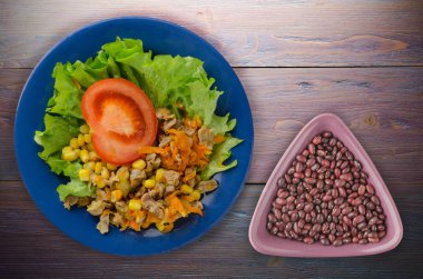 tavuk mideleri havuç ve Mısır ve salataya salata bir