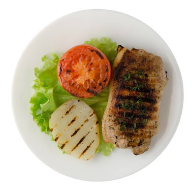  patates ve domates üzerinde beyaz backgro izole ile ızgara domuz eti