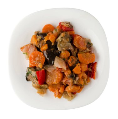 Beyaz arka plan üzerinde izole sebze güveç