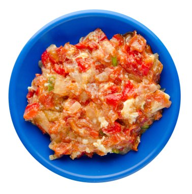 Soğan üzerinde beyaz backgro izole bir plaka ile haşlanmış domates