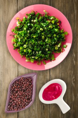  soğan ve dereotu ahşap arka plan üzerinde bir plaka üzerinde