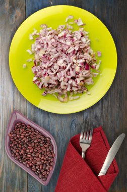 ahşap arka plan üzerinde kırmızı soğan 